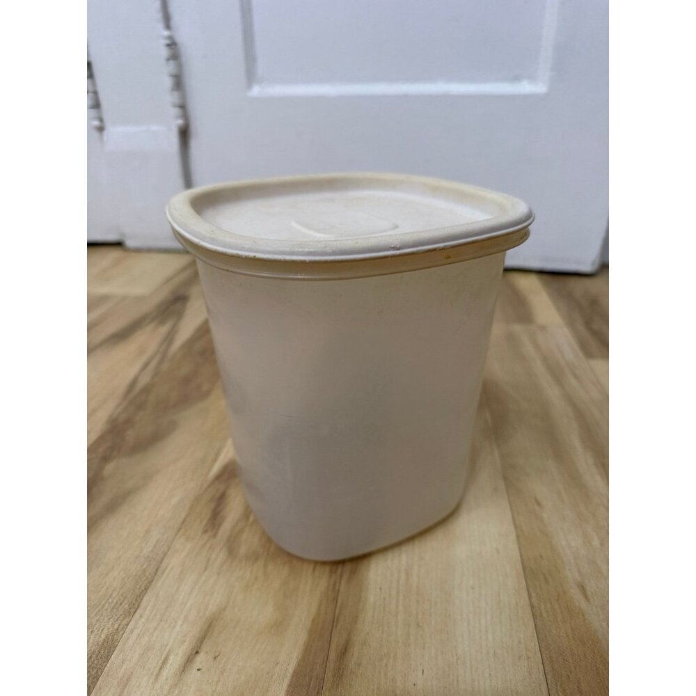 Rubbermaid Servin’ Saver White Plastic Food Storage Container with Lid